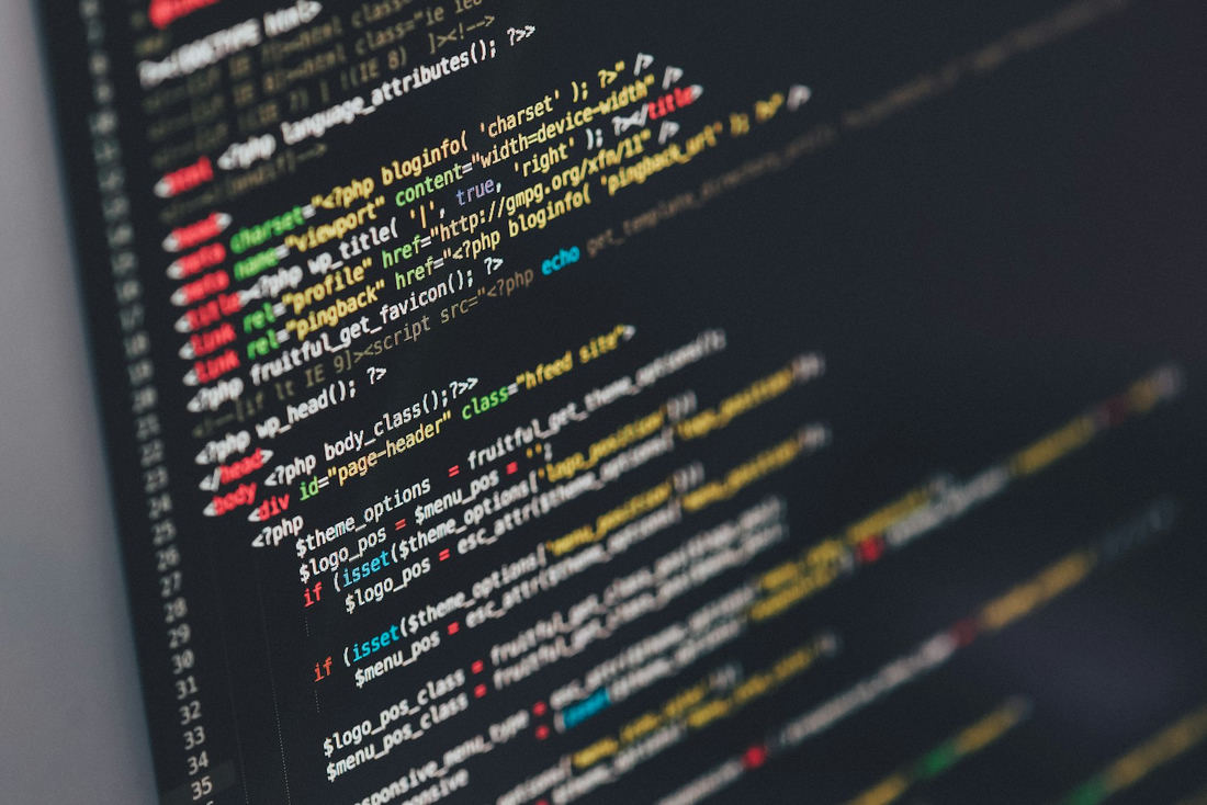 Code und Layoutentwurf auf einem Bildschirm